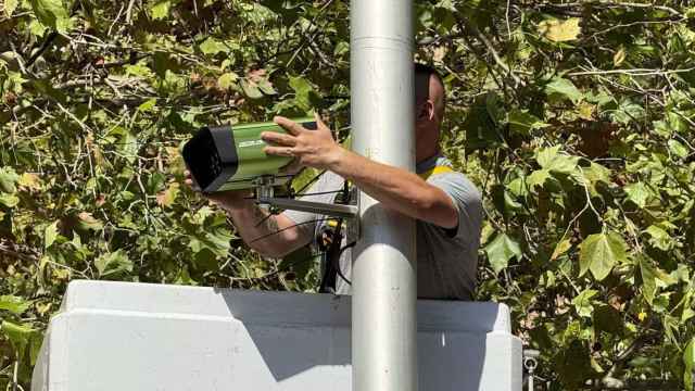 Un operario instalando una cámara de seguridad en la Rambla de Gavà / AJ GAVÀ