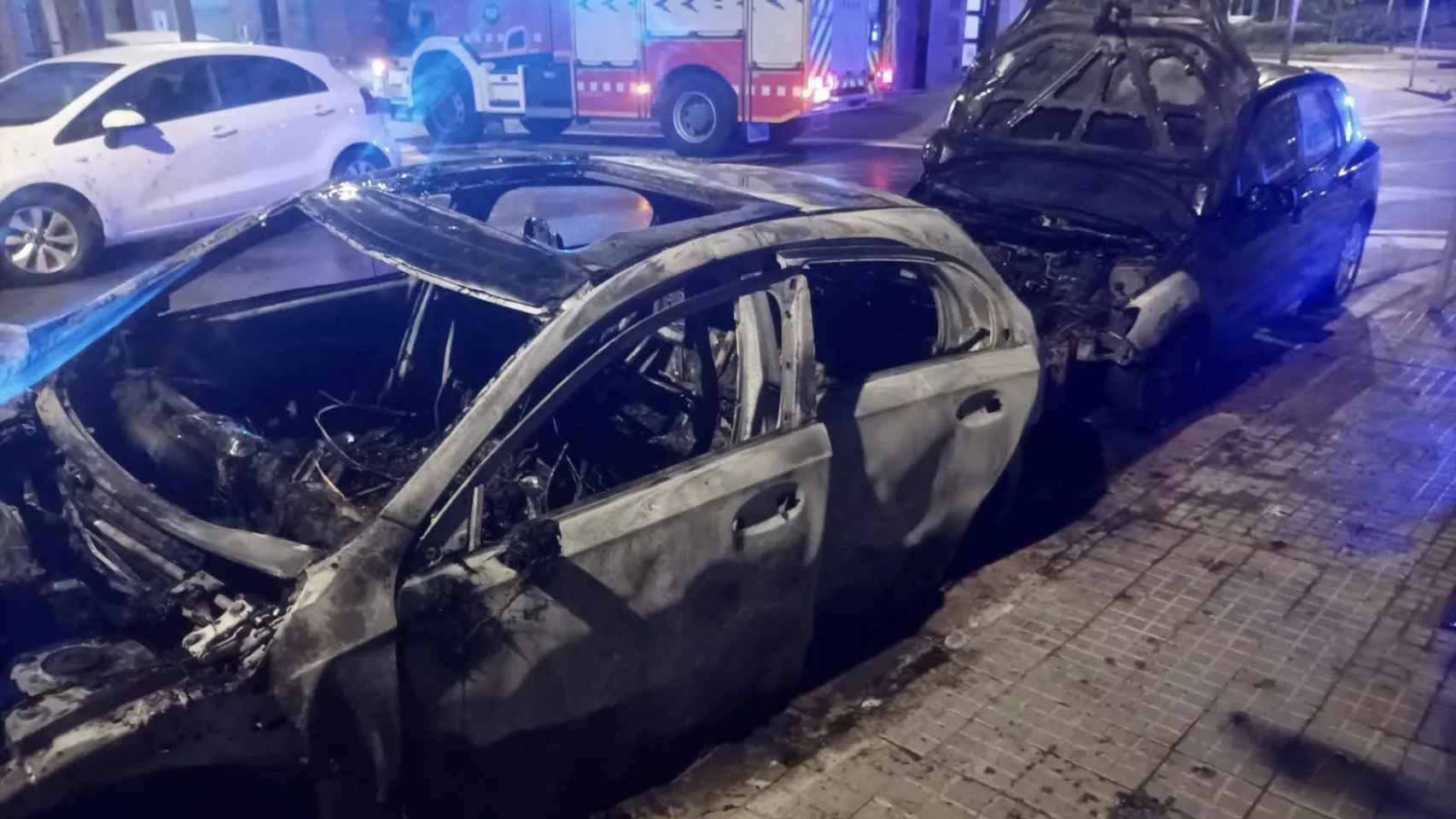 Dos coches incendiados en Gavà / AJ GAVÀ