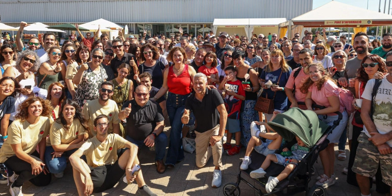 Participantes de la cata de tomates en la I Fiesta del Tomate / AJ VILADECANS