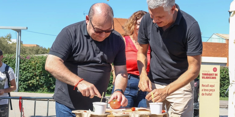Carlos Ruiz y Josep Ametller durante la cata de tomates en la I Fiesta del Tomate / AJ VILADECANS