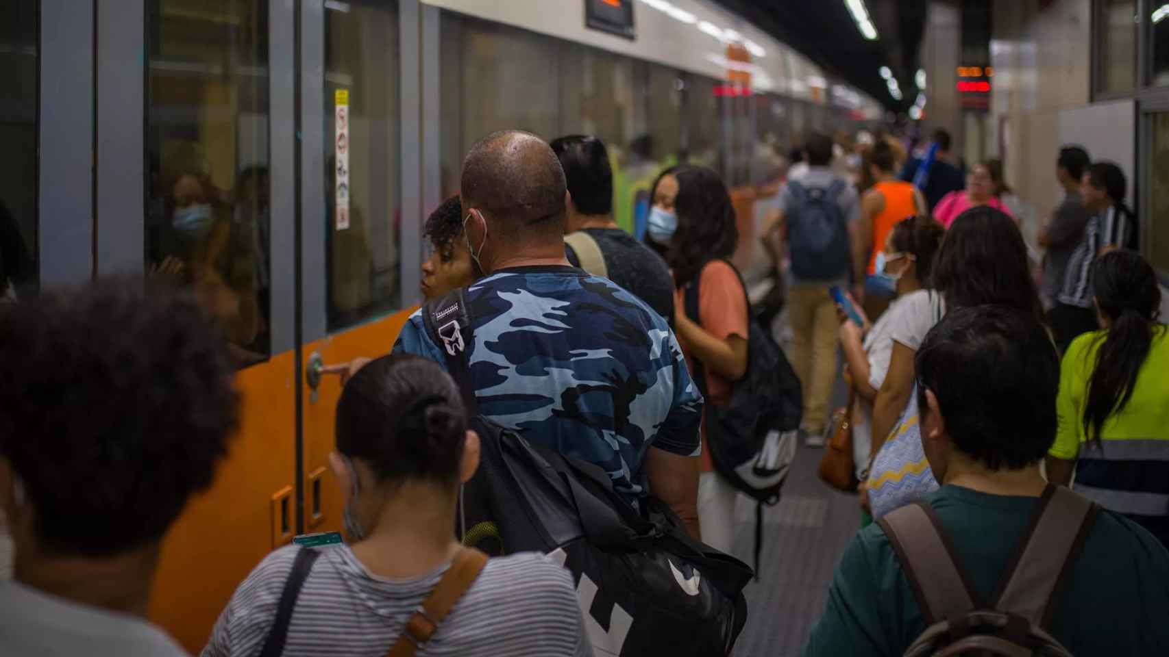 Viajeros suben a un tren en uno de los andenes de la estación de Sants de Barcelona