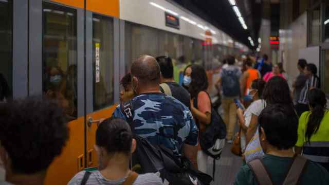 Viajeros suben a un tren en uno de los andenes de la estación de Sants