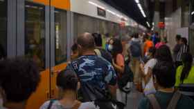 Viajeros suben a un tren en uno de los andenes de la estación de Sants de Barcelona