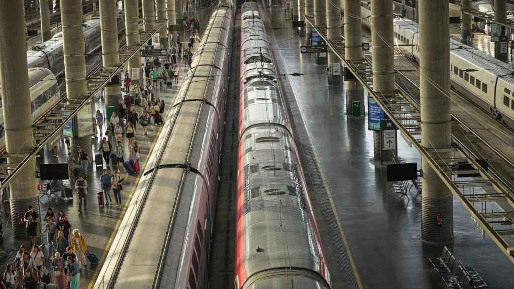 Varias personas con maletas en un andén de la estación de Atocha-Almudena Grandes / Jesús Hellín - EP