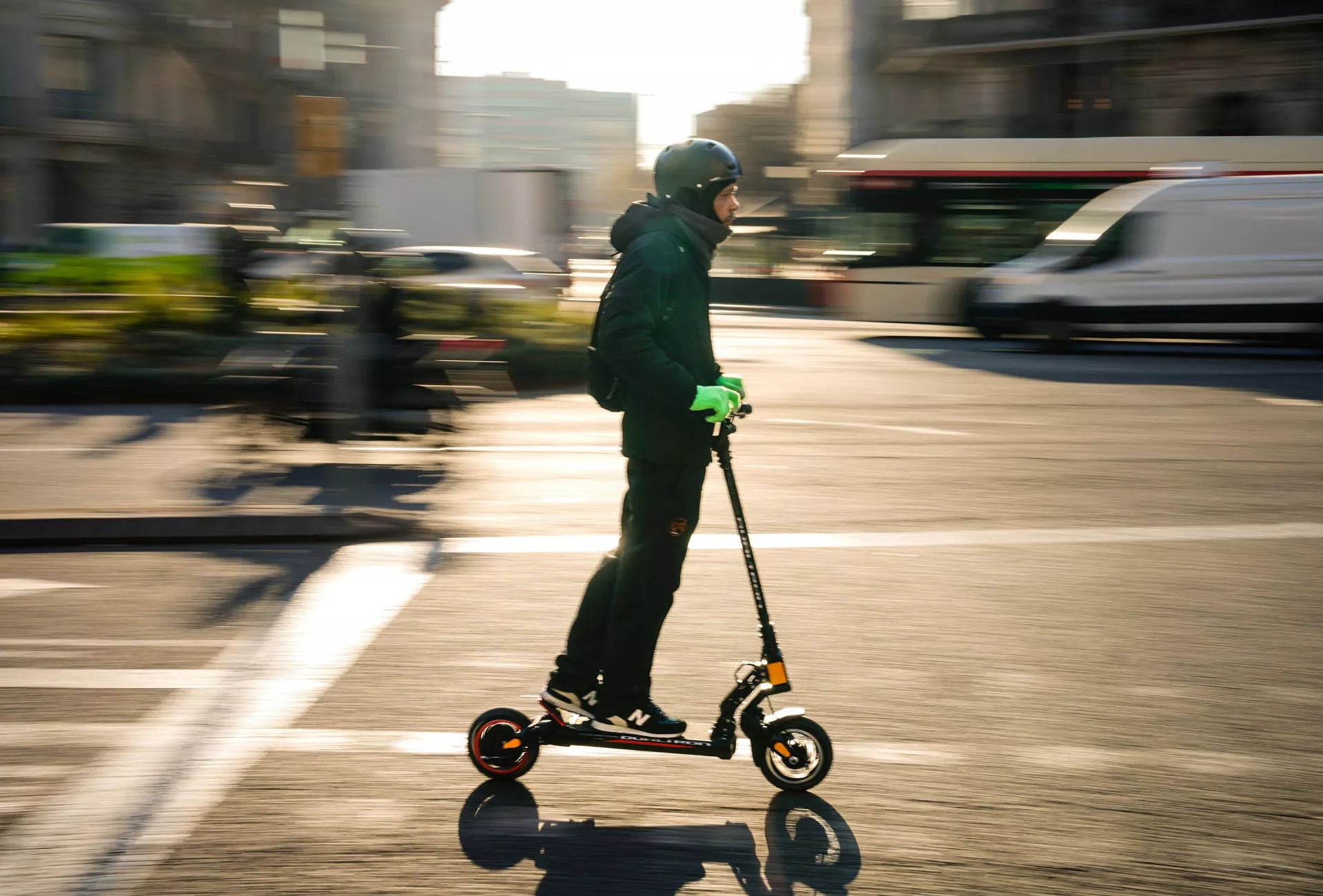 Un usuario de patinete en Barcelona / EFE