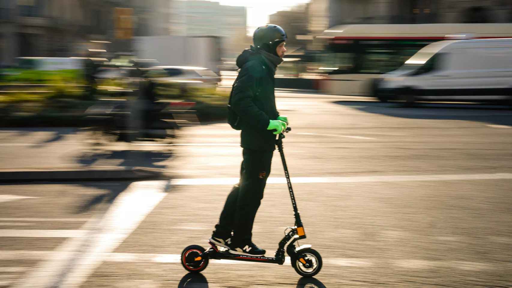 Un usuario de patinete en Barcelona / EFE