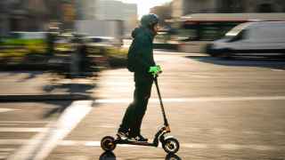 El 'motosharing' metropolitano de Barcelona entierra el patinete compartido