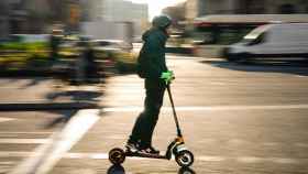 Un usuario de patinete en Barcelona / EFE