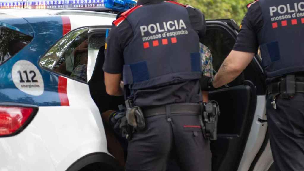 Los Mossos d'Esquadra en una detención (Recurso) / Mossos