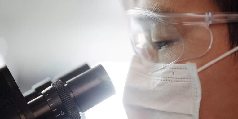 Un investigador observando a través de un microscopio / ARCHIVO 