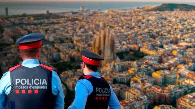 Fotomontaje de dos policías en Barcelona / METRÓPOLI