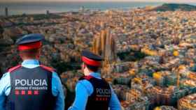 Fotomontaje de dos policías en Barcelona / METRÓPOLI