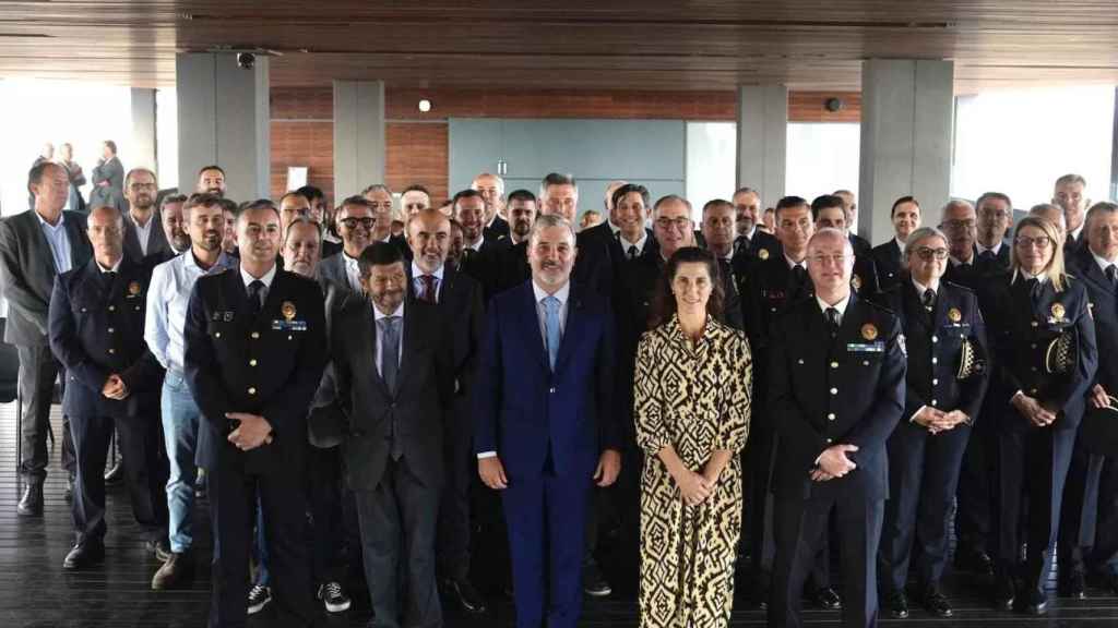 Jaume Collboni presidiendo los 22 nuevos mandos de la GUB / Ajuntament de Barcelona