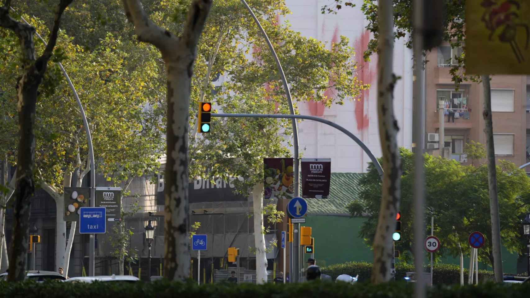 El semáforo averiado marca rojo y verde a la vez / LUIS MIGUEL AÑÓN