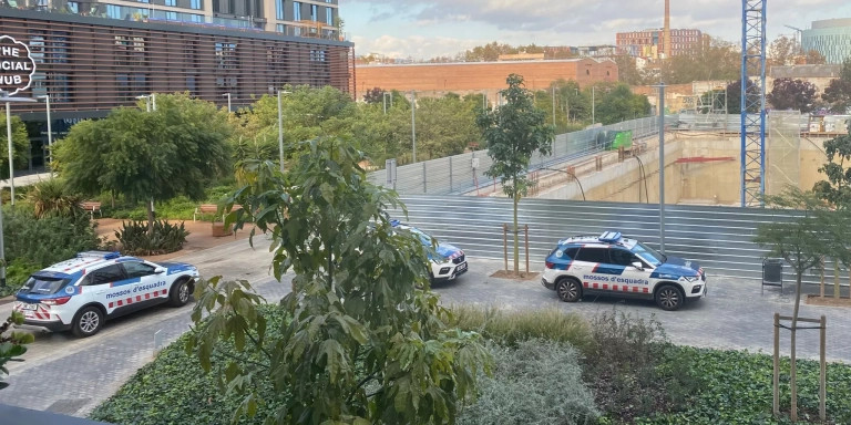 Coches de los Mossos d'Esquadra aparcados fuera del Quatre Vents / CEDIDA