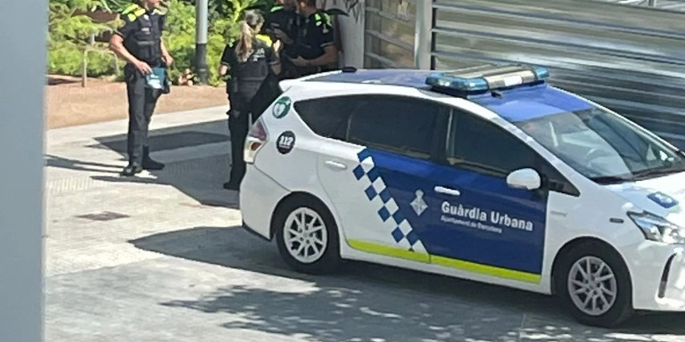 Un coche de la Guardia Urbana en el exterior del Quatre Vents / CEDIDA