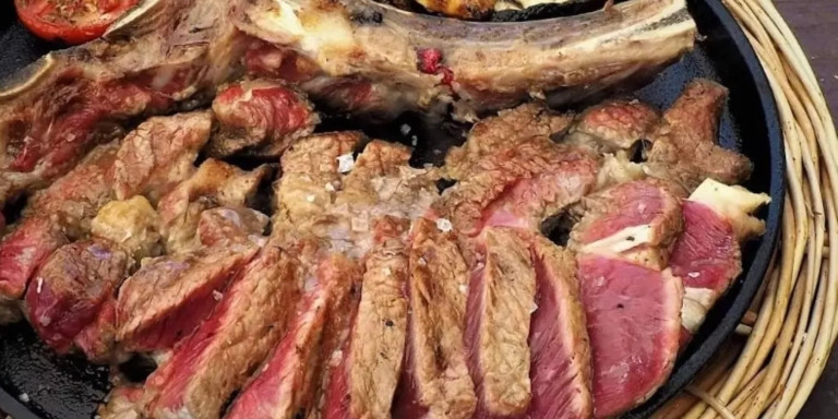 Un plato de carne de la masía de La Salut / INSTAGRAM