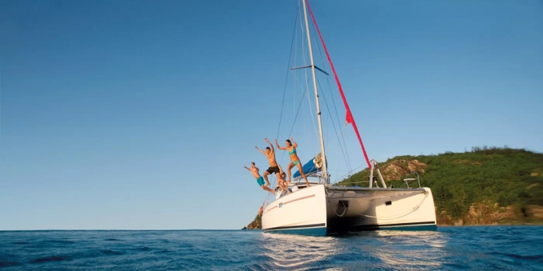 Un grupo de personas disfruta de una salida en barco / GLOBESAILOR