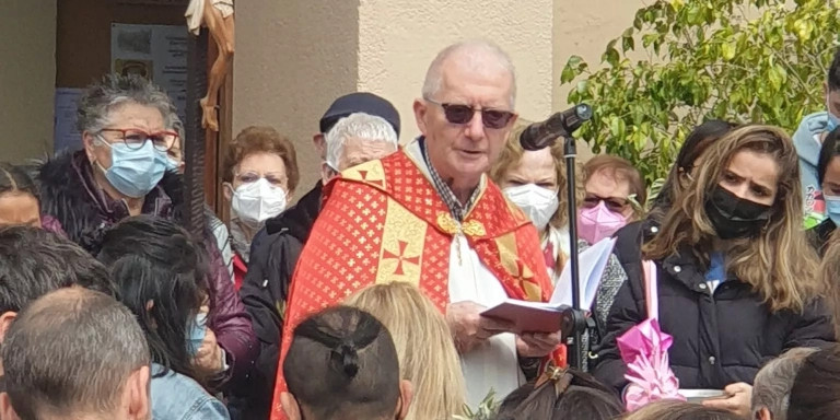 El padre Ángel en una celebración religiosa en Sant Adrià / RRSS