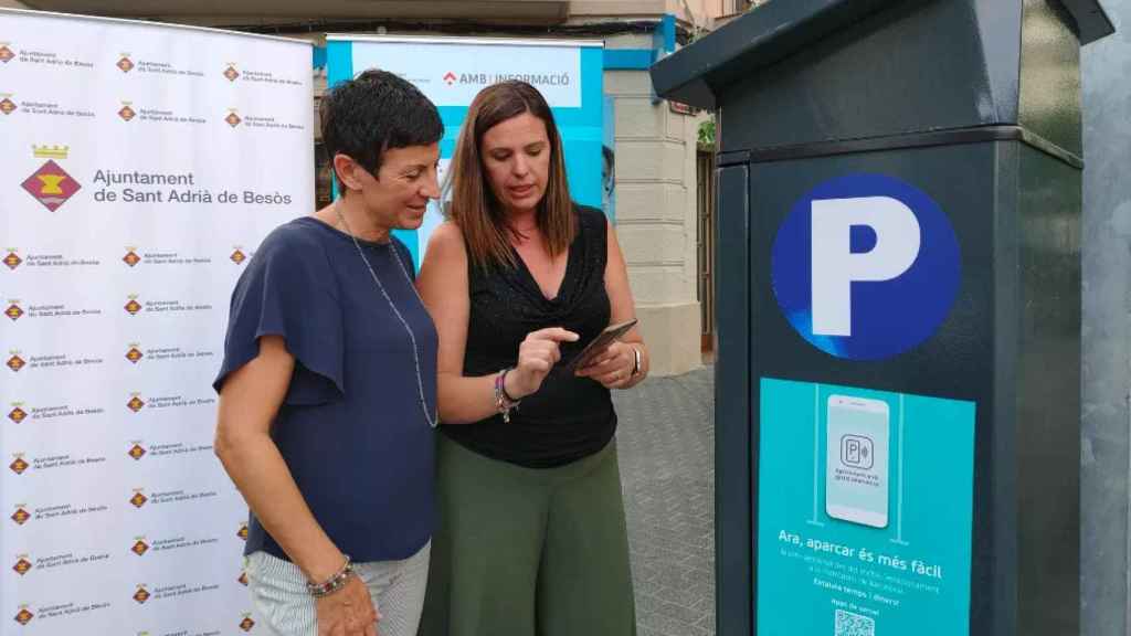 La alcaldesa de Sant Adrià de Besòs, Filo Cañete, y la consejera delegada de Movilidad Sostenible del AMB, Elisabet Latorre (d). - AMB