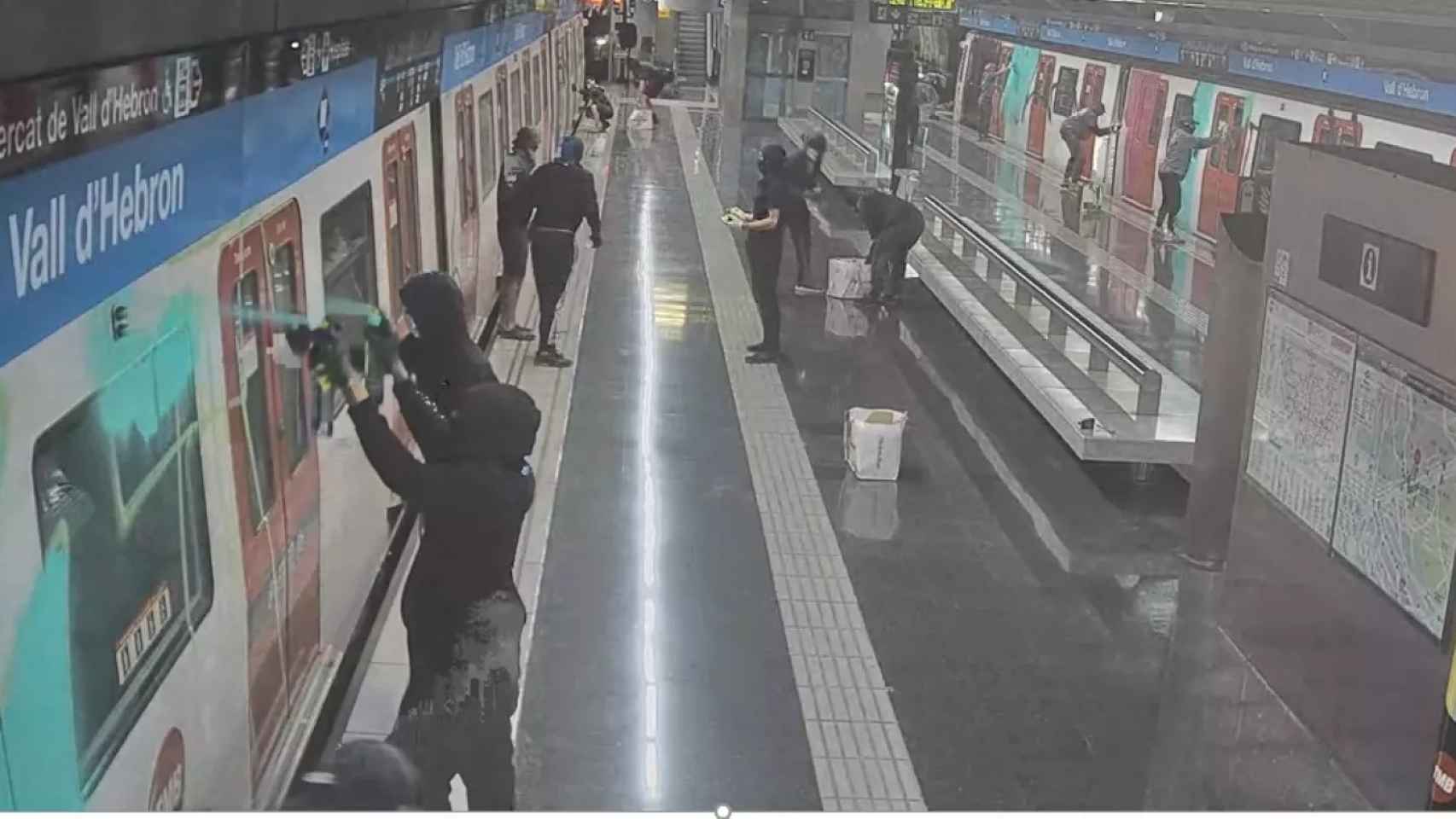 Captura de pantalla de las cámaras de seguridad del metro de Barcelona / TMB