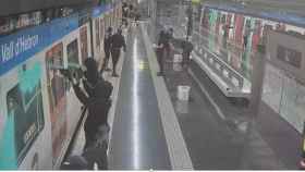 Captura de pantalla de las cámaras de seguridad del metro de Barcelona / TMB