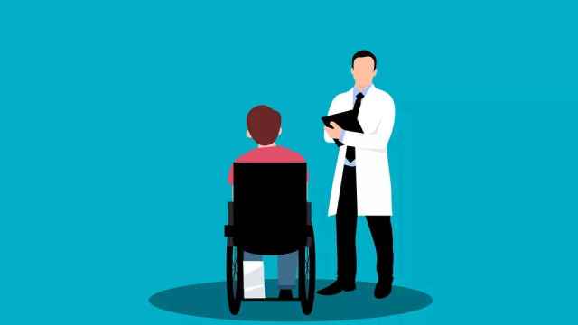 Paciente en silla de ruedas visita un médico / PIXABAY