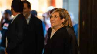 Colau aterriza como presidenta de la Fundación de los comunes y se rodea de fieles