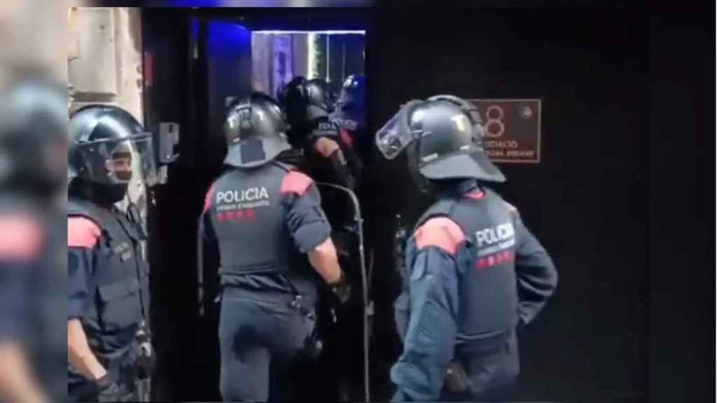 Los Mossos y la Guardia Urbana irrumpen en una asociación cannábica de Barcelona / TWITTER MOSSOS