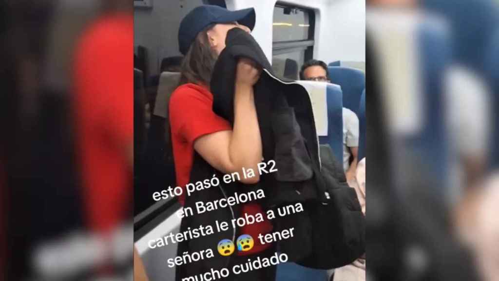 Una presunta carterista en Renfe / TIKTOK @BELYINI_ANTUNEZ