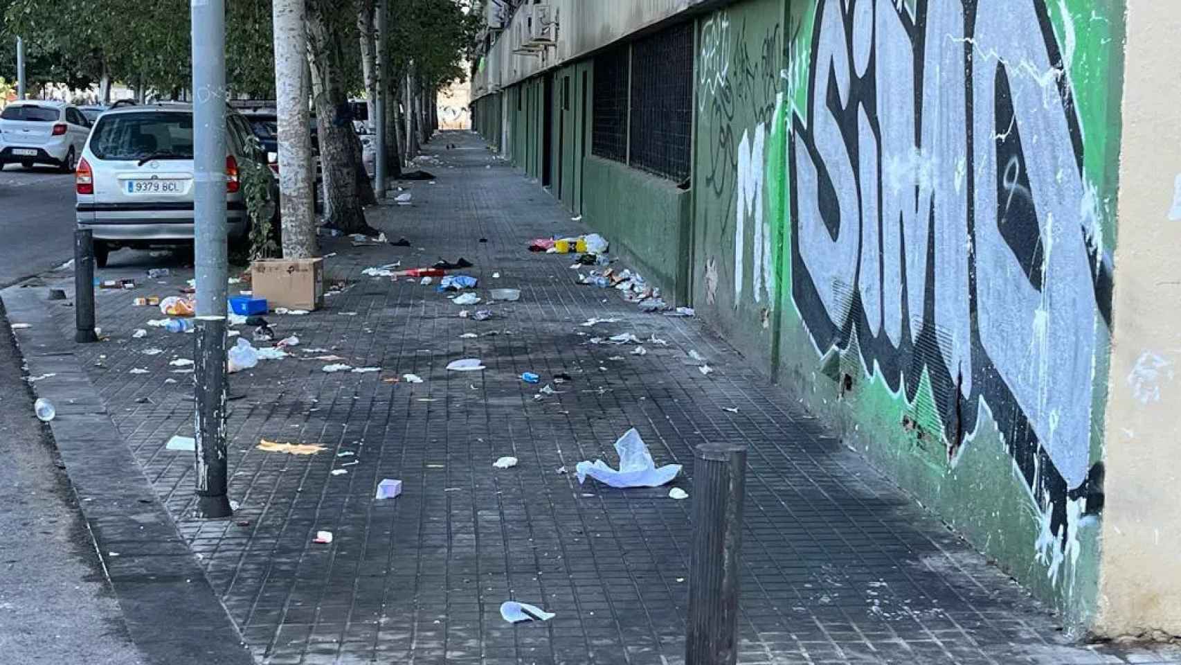 Suciedad y basura acumulada en una calle de La Mina de Sant Adrià / CEDIDA