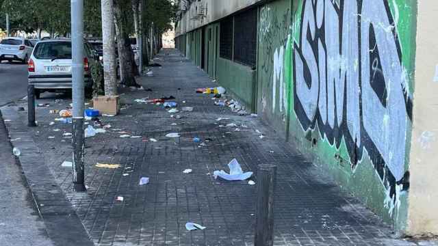 Suciedad y basura acumulada en una calle de La Mina de Sant Adrià / CEDIDA