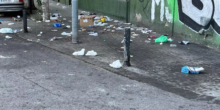 Suciedad acumulada en las calles de La Mina / CEDIDA