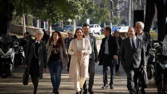 La abogada Olga Tubau; la teniente de alcalde de Derechos Sociales, Laura Pérez; la exalcaldesa de Barcelona, Ada Colau; el concejal de Derechos de Ciudadanía y Participación, Marc Serra y