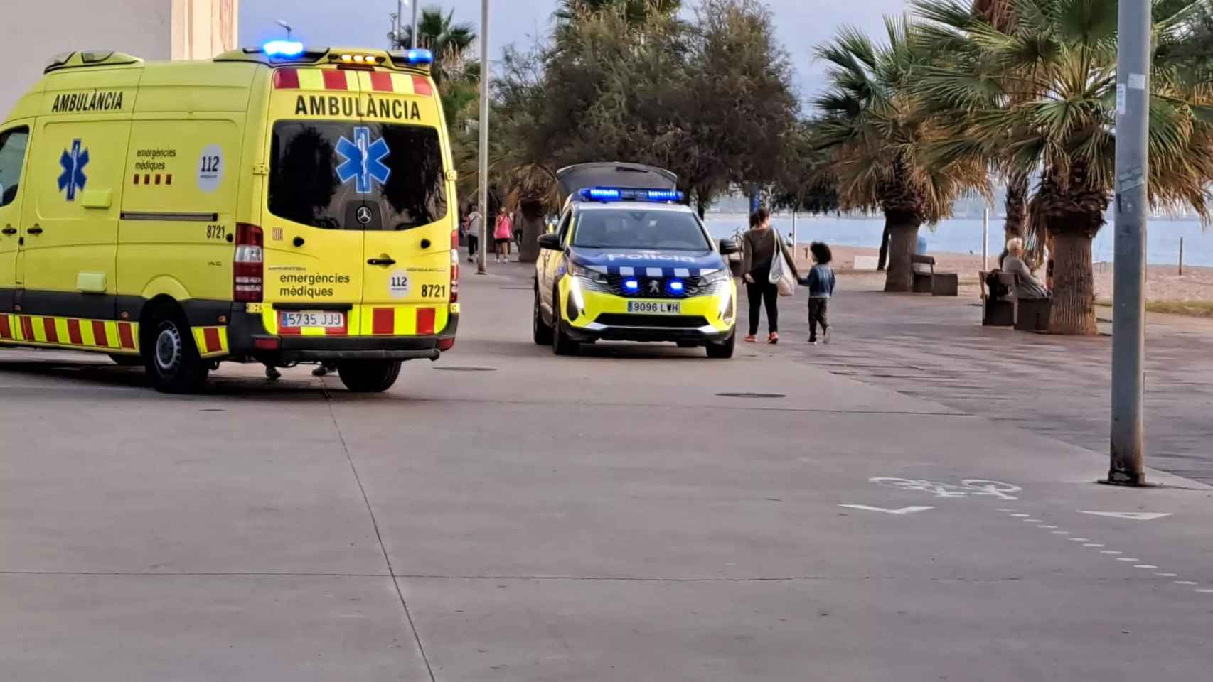 Accidente entre tres ciclistas en el paseo marítimo de Badalona / Twitter