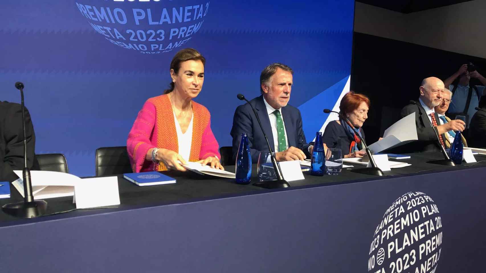 Carmen Posadas, José Crehueras y Rosa Regàs, en la presentación del Premio Planeta / MA