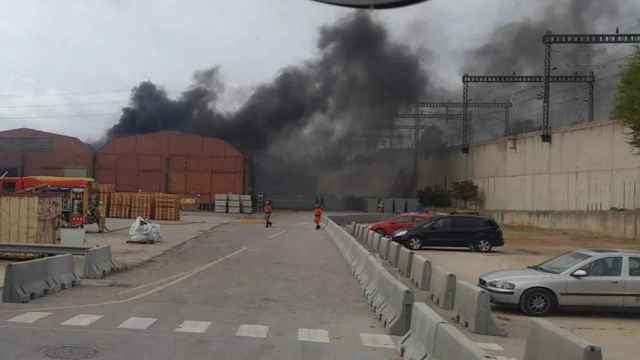 Un incendio en una fábrica de Cerdanyola ha obligado a los Bomberos ha intervenir / Bombers