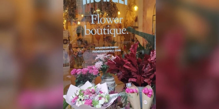 Entrada a la floristería Mowgli de Barcelona, con varias decoraciones / MOWGLI