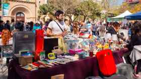 Imagen de archivo de un mercadillo de venta e intercambio de objetos de segunda mano de Castelldefels