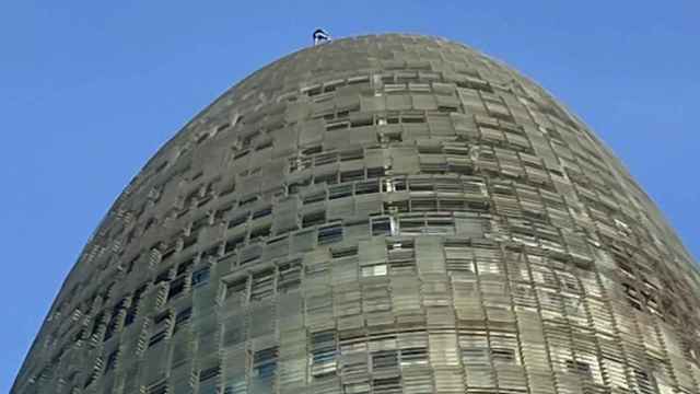 Dos hombres escalan la fachada de la Torre Glòries de Barcelona / Cedida