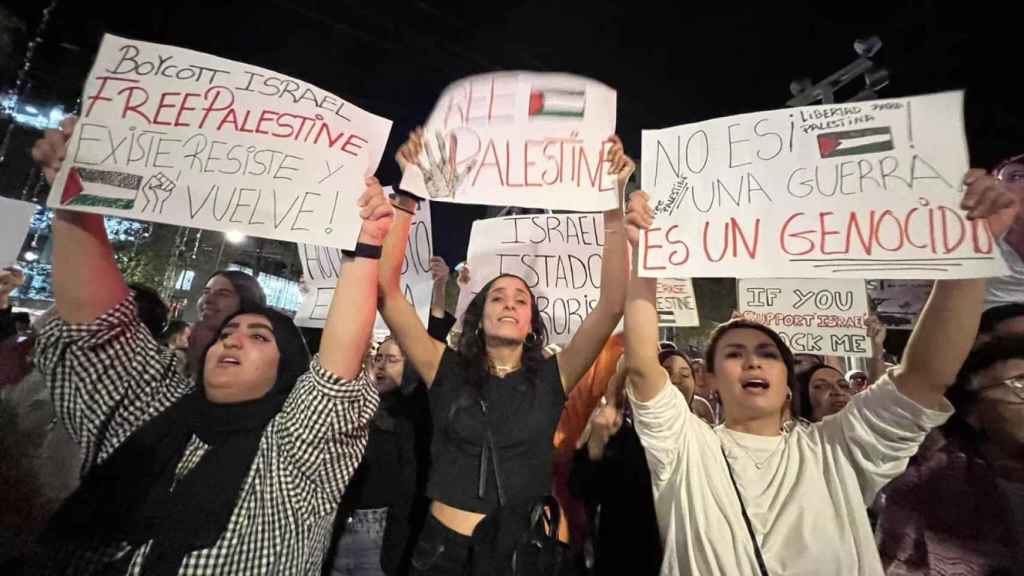 Manifestantes en Barcelona tras el bombardeo de un hospital en Gaza