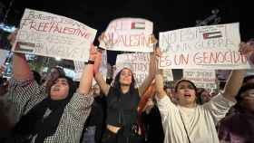 Manifestantes en Barcelona tras el bombardeo de un hospital en Gaza