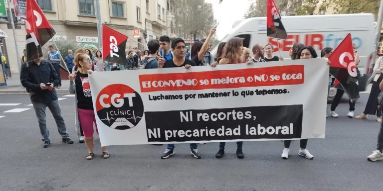 Los trabajadores del Clínic cortan la calle este miércoles 18 de octubre / CEDIDA