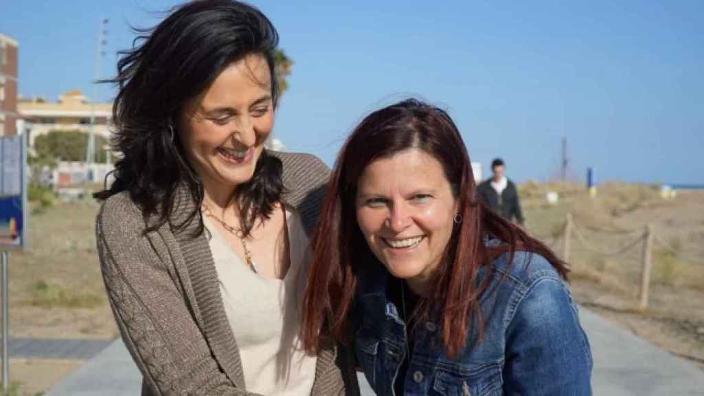 Esther Niubó, líder del PSC, con María Miranda, exalcaldesa socialista de Castelldefels