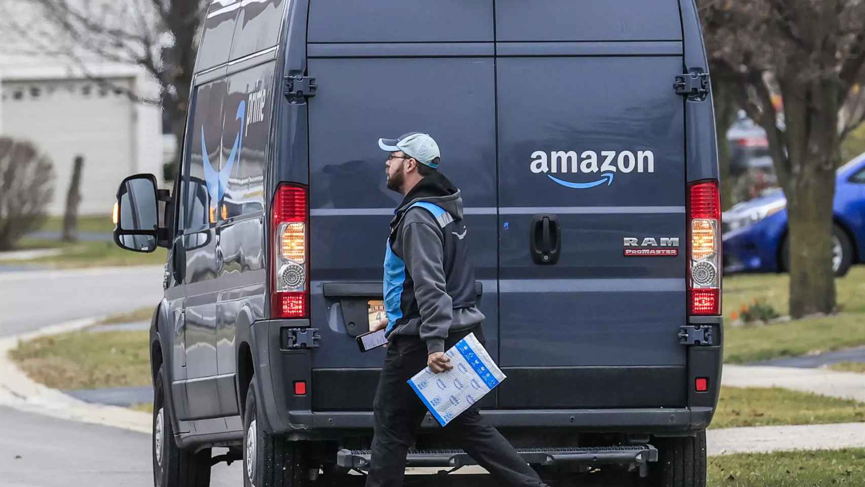 Trabajador de Amazon durante un reparto / EFE