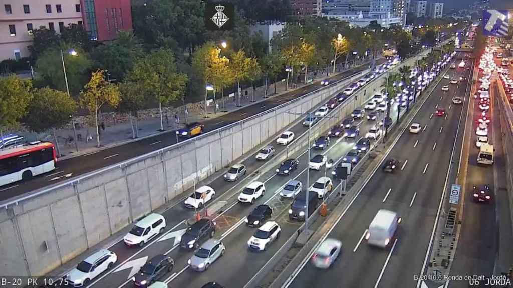 Colas en la Ronda de Dalt de Barcelona entre Santa Coloma y Collserola por un accidente / SCT