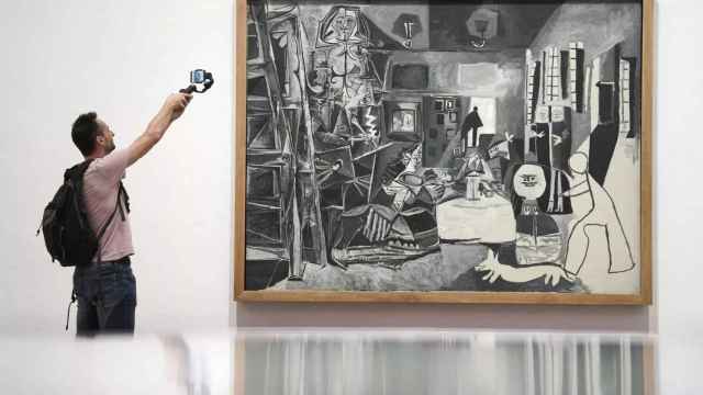 Un hombre fotografía la obra Las Meninas, de Pablo Picasso / EFE - ALEJANDRO GARCÍA