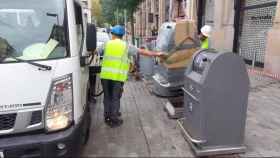 Imagen de un recolector de basura al lado de una de los contenedores de Ciutat Vella