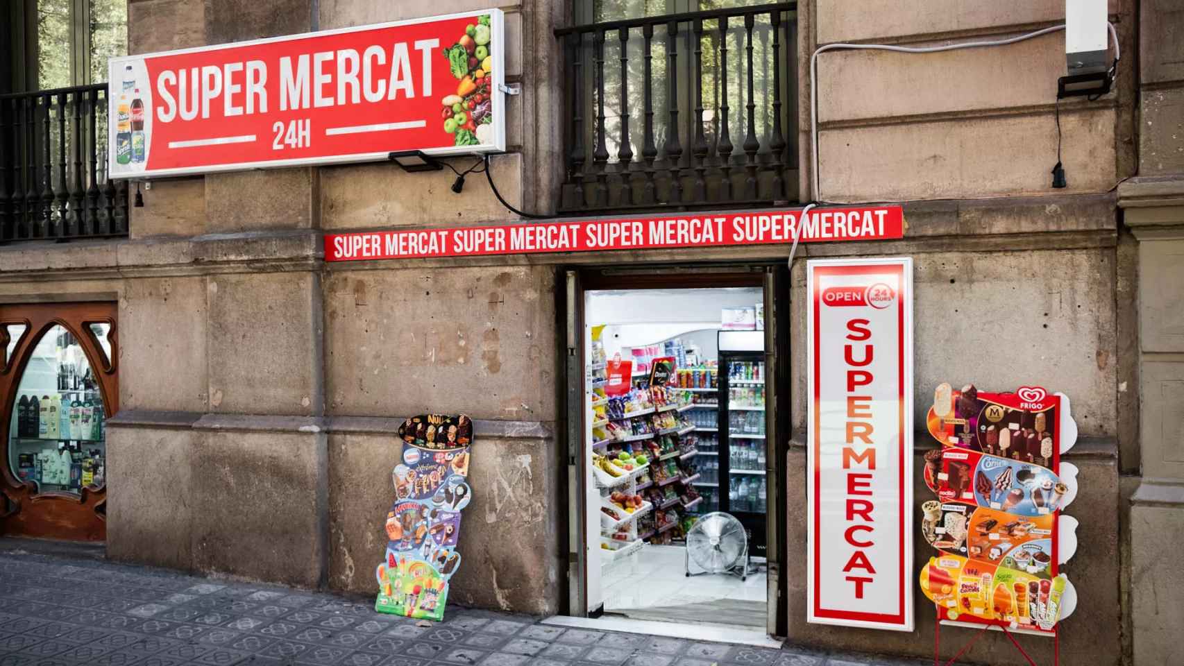 Un rótulo que no cumple con la normativa en un supermercado de Barcelona / METRÓPOLI