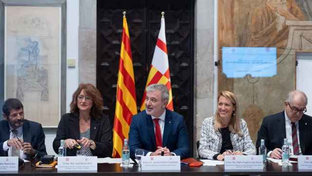 Jaume Collboni junto a los tenientes de alcalde Albert Batlle, Laia Bonet, Maria Eugènia Gay y Jordi Valls / David Zorrakino - Europa Press